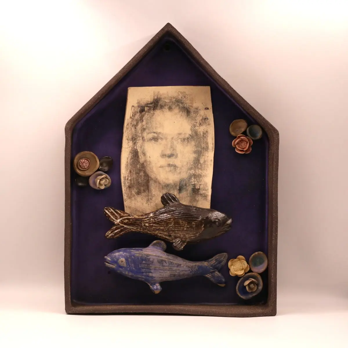 Portret kobiecy - kapliczka ceramiczna z kolekcji kapliczki inspirowana wierszem Wisławy Szymborskiej.