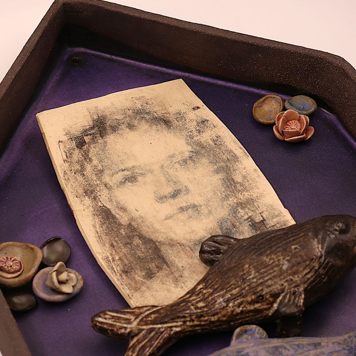 Portret Kobiecy kapliczka ceramiczna z kolekcji kapliczki, inspirowana wierszem Wisławy Szymborskiej
