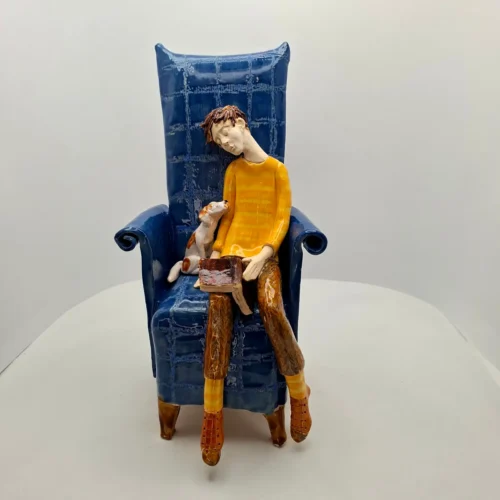 Granatowy fotel - pieskie życie ceramika. Ceramiczny fotel idealny prezent dla tych, którzy lubią psy i książki, prezent dla wypoczywających w towarzystwie