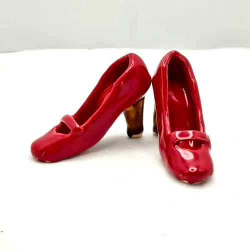 Buty ceramiczne seria sklep obuwniczy, prezent dla miłośników butów i ceramiki, prezencik ceramiczny. czerwone-obcasy ceramika autorska