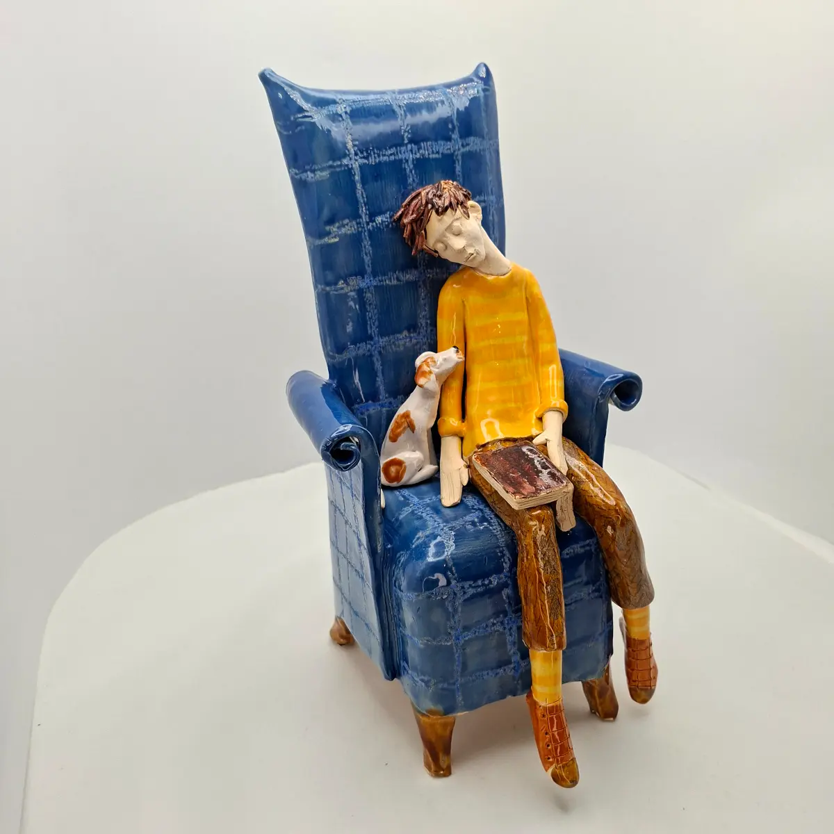 Granatowy fotel - pieskie życie ceramika. Ceramiczny fotel idealny prezent dla tych, którzy lubią psy i książki, prezent dla wypoczywających w dobrym towarzystwie