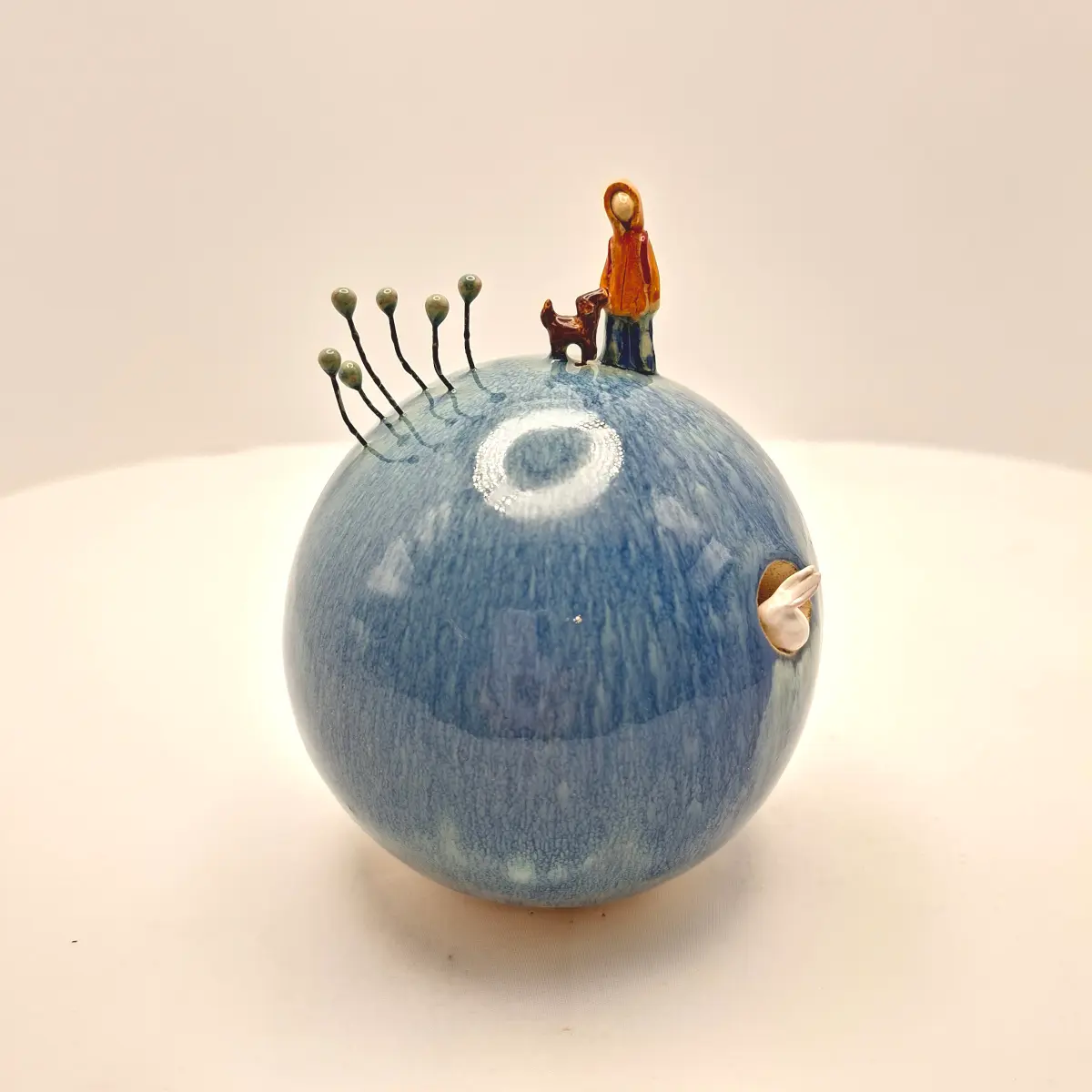 Wyprawy małe i duże to ceramiczna miniatura z kolekcji HISTORIE Planety i inne norki wzięły się od wielkanocnych jajek, które stworzyłam którejś Wielkanocy. Tutaj można rzucić okiem. Jajka ze zwierzakami i ludzikami po prostu dostały bardziej całoroczny wymiar. Okazuje się, że  sferyczna forma jest bardzo pojemna i wdzięczna.
