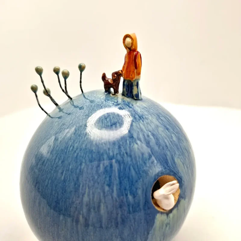 Wyprawy małe i duże to ceramiczna miniatura z kolekcji HISTORIE Planety i inne norki wzięły się od wielkanocnych jajek, które stworzyłam którejś Wielkanocy. Tutaj można rzucić okiem. Jajka ze zwierzakami i ludzikami po prostu dostały bardziej całoroczny wymiar. Okazuje się, że  sferyczna forma jest bardzo pojemna i wdzięczna.