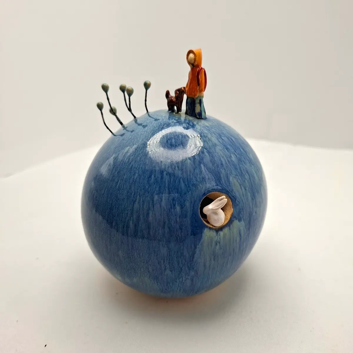 Wyprawy małe i duże to ceramiczna miniatura z kolekcji HISTORIE Planety i inne norki wzięły się od wielkanocnych jajek, które stworzyłam którejś Wielkanocy. Tutaj można rzucić okiem. Jajka ze zwierzakami i ludzikami po prostu dostały bardziej całoroczny wymiar. Okazuje się, że  sferyczna forma jest bardzo pojemna i wdzięczna. Prezent , drobiazg